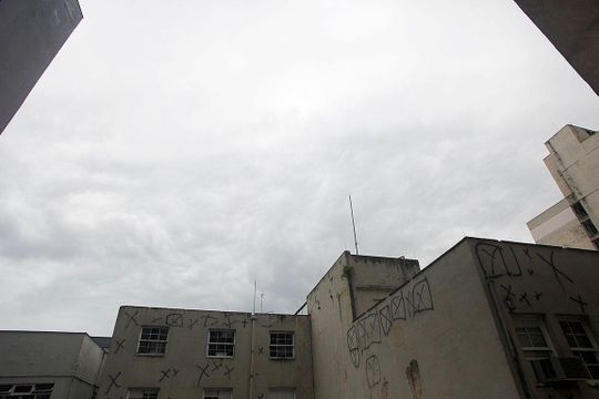 Studio - Sala / Quarto Vista de kitnet/studio à venda com 1 quarto, 38m² em Centro Histórico, Porto Alegre