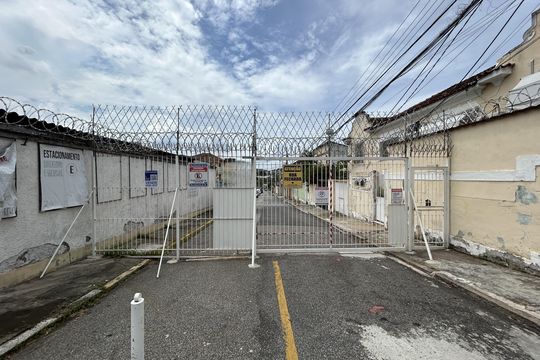 Fachada + plaquinha de casa à venda com 4 quartos, 250m² em Higienópolis, Rio de Janeiro