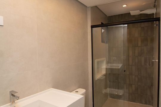 Banheiro Social de kitnet/studio para alugar com 1 quarto, 36m² em Alto de Pinheiros, São Paulo