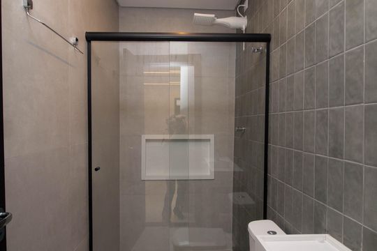 Banheiro Social de kitnet/studio para alugar com 1 quarto, 28m² em Alto de Pinheiros, São Paulo