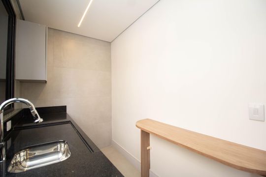 Cozinha de kitnet/studio para alugar com 1 quarto, 28m² em Alto de Pinheiros, São Paulo