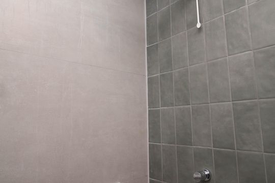 Banheiro Social de kitnet/studio para alugar com 1 quarto, 28m² em Alto de Pinheiros, São Paulo