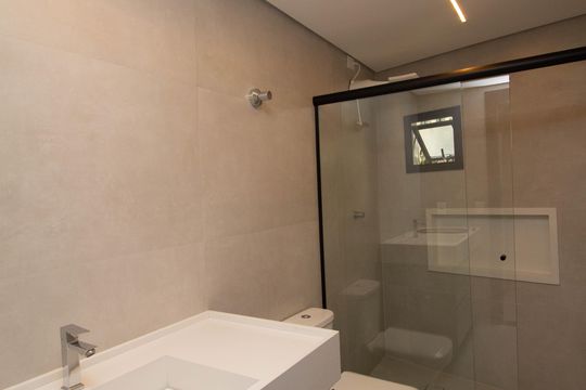 Banheiro Social de kitnet/studio para alugar com 1 quarto, 36m² em Alto de Pinheiros, São Paulo