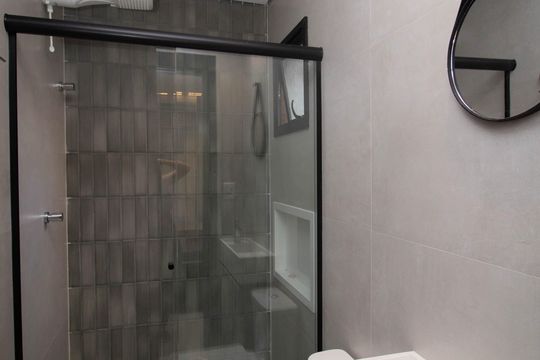 Banheiro de kitnet/studio para alugar com 1 quarto, 32m² em Alto de Pinheiros, São Paulo