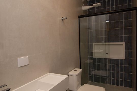 Banheiro Social de kitnet/studio para alugar com 1 quarto, 32m² em Alto de Pinheiros, São Paulo