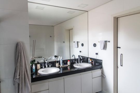 Banheiro da Suíte de casa à venda com 4 quartos, 460m² em Alphaville, Santana de Parnaíba