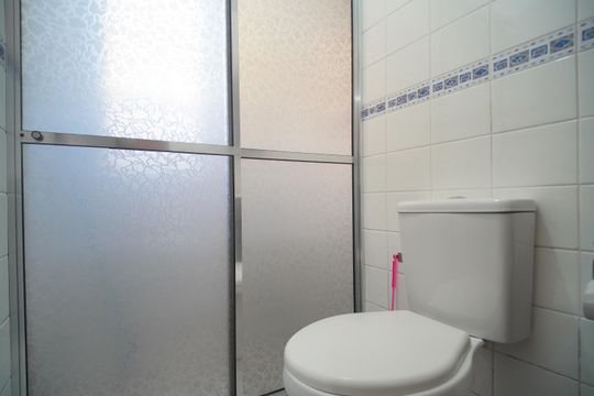 Banheiro de apartamento à venda com 1 quarto, 53m² em Centro, São Leopoldo