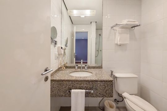 Banheiro de kitnet/studio à venda com 1 quarto, 33m² em Vila Mariana, São Paulo