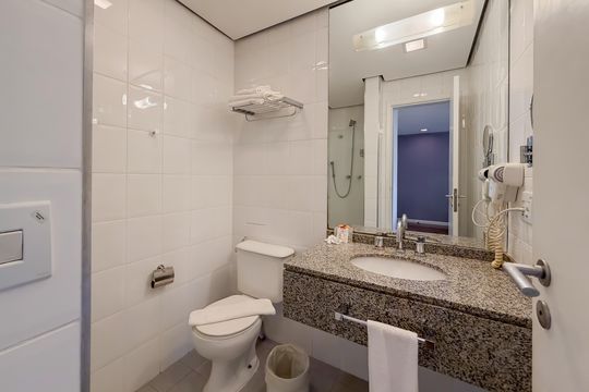 Banheiro de kitnet/studio à venda com 1 quarto, 33m² em Vila Mariana, São Paulo