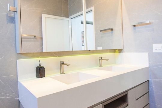 Banheiro da Suite 1 de casa de condomínio para alugar com 4 quartos, 313m² em Granja Marileusa, Uberlândia
