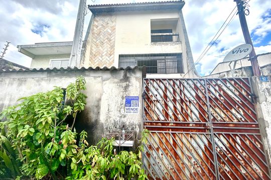 Placa instalada na fachada do imóvel  de casa para alugar com 3 quartos, 270m² em Jardim Frizzo, Guarulhos
