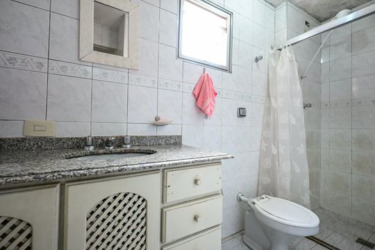 Banheiro de apartamento à venda com 2 quartos, 76m² em Chácara Agrindus, Taboão da Serra