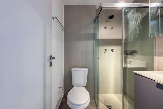 Banheiro social  de kitnet/studio para alugar com 1 quarto, 25m² em Pinheiros, São Paulo