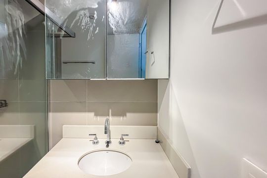 Banheiro social  de kitnet/studio para alugar com 1 quarto, 25m² em Pinheiros, São Paulo