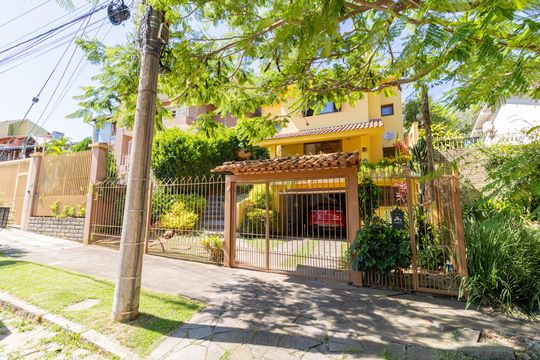 Fachada de casa à venda com 3 quartos, 240m² em Espírito Santo, Porto Alegre