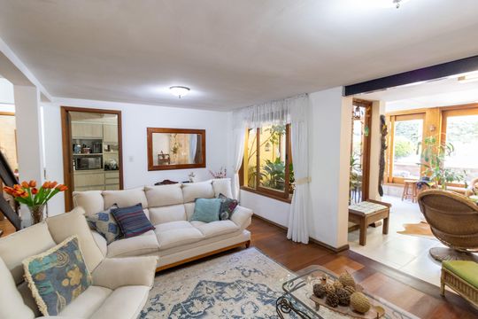 Casa à venda com 3 quartos, 240m² em Espírito Santo, Porto Alegre
