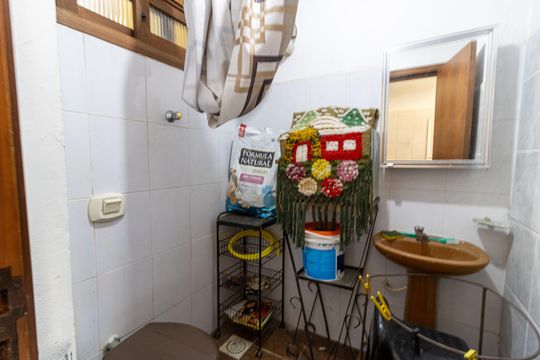Banheiro de serviço de casa à venda com 3 quartos, 240m² em Espírito Santo, Porto Alegre