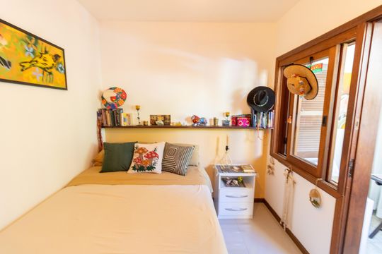 Quarto 2 de casa à venda com 3 quartos, 240m² em Espírito Santo, Porto Alegre