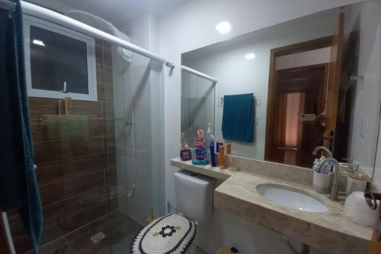 Banheiro de apartamento para alugar com 2 quartos, 64m² em Aviação, Praia Grande