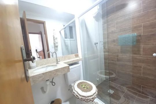 Banheiro de apartamento para alugar com 2 quartos, 64m² em Aviação, Praia Grande