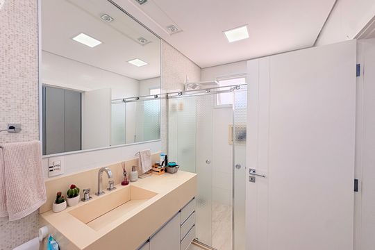 Banheiro da Suíte de casa de condomínio à venda com 3 quartos, 193m² em Recanto Quarto Centenário, Jundiaí