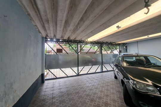 Garagem de casa à venda com 3 quartos, 160m² em Quitaúna, Osasco