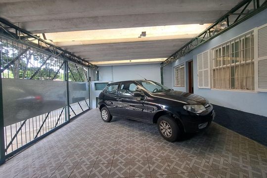 Garagem  de casa à venda com 3 quartos, 160m² em Quitaúna, Osasco