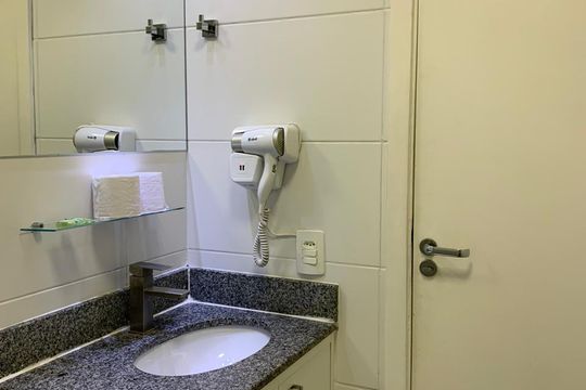 Banheiro de kitnet/studio à venda com 1 quarto, 23m² em Centro, Rio de Janeiro