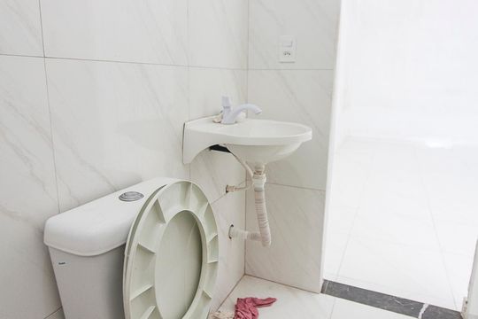 Banheiro de kitnet/studio para alugar com 1 quarto, 24m² em Laranjeiras, Uberlândia