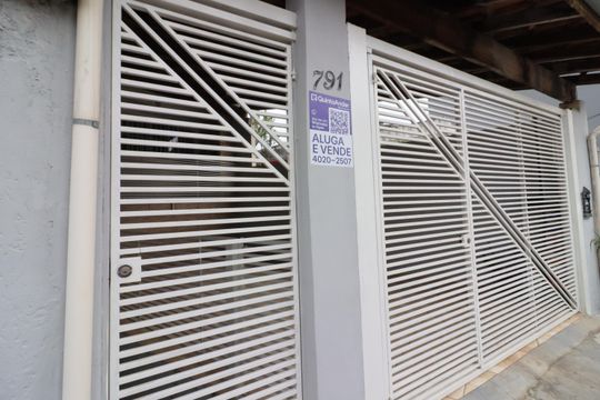 Fachada de casa à venda com 2 quartos, 80m² em Km 18, Osasco