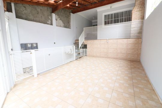 Garagem de casa à venda com 2 quartos, 80m² em Km 18, Osasco