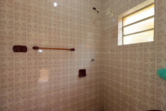 Banheiro de Serviço de casa à venda com 2 quartos, 235m² em Jardim Utinga, Santo André