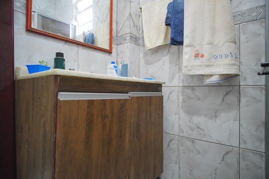 Banheiro Corredor de casa à venda com 2 quartos, 280m² em São Sebastião, Porto Alegre