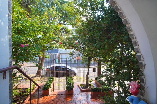 Sala - Vista de casa à venda com 2 quartos, 280m² em São Sebastião, Porto Alegre