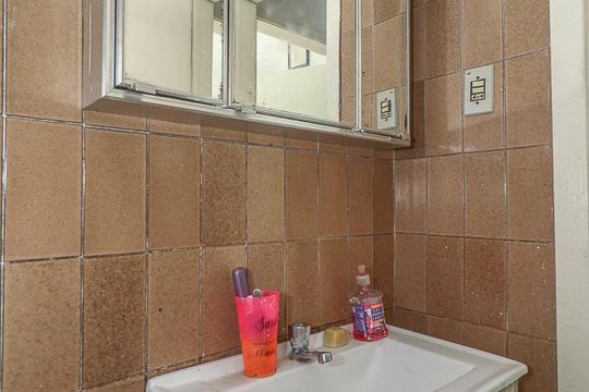 Banheiro de apartamento à venda com 3 quartos, 63m² em Vila Ipiranga, Porto Alegre