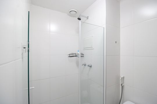 Banheiro social de apartamento para alugar com 2 quartos, 68m² em Anil, Rio de Janeiro
