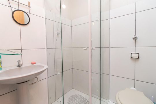 Banheiro de apartamento à venda com 1 quarto, 19m² em Centro Histórico, Porto Alegre