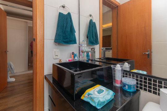 Banheiro de apartamento à venda com 2 quartos, 62m² em Camaquã, Porto Alegre