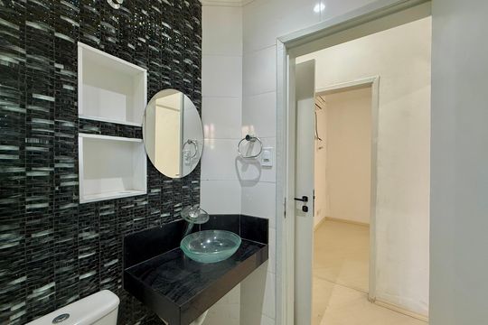 Banheiro  de apartamento à venda com 2 quartos, 48m² em Santo Amaro, São Paulo