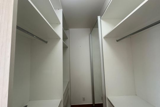 Closet da suíte 2 de apartamento para alugar com 3 quartos, 136m² em Alphaville Empresarial, Barueri