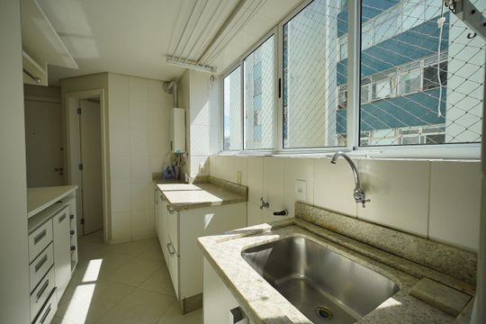 Cozinha e Área de Serviço de apartamento para alugar com 3 quartos, 140m² em Centro, Florianópolis