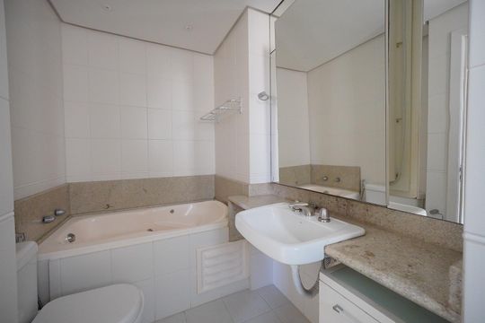 Banheiro da Suíte 2 de apartamento para alugar com 3 quartos, 140m² em Centro, Florianópolis