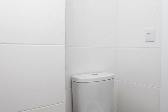 Banheiro de kitnet/studio à venda com 1 quarto, 34m² em Farroupilha, Porto Alegre