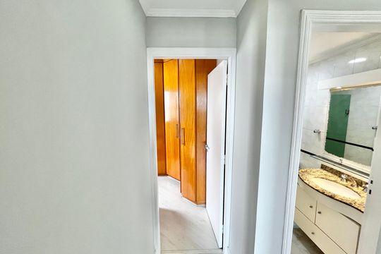 Corredor de apartamento para alugar com 3 quartos, 81m² em Santa Teresinha, São Paulo
