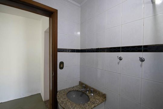 Banheiro 2  de casa à venda com 3 quartos, 150m² em Vila Constança, São Paulo