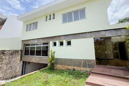 Fachada de casa à venda com 4 quartos, 350m² em Vila Madalena, São Paulo