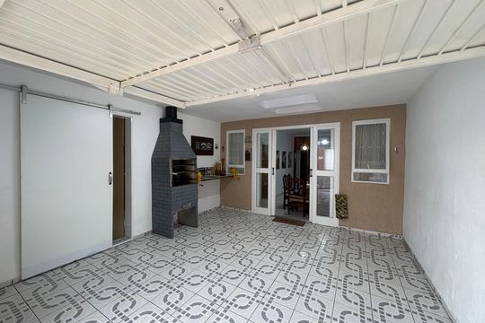 Garagem com churrasqueira de casa à venda com 4 quartos, 250m² em Cidade Nova, Jundiaí