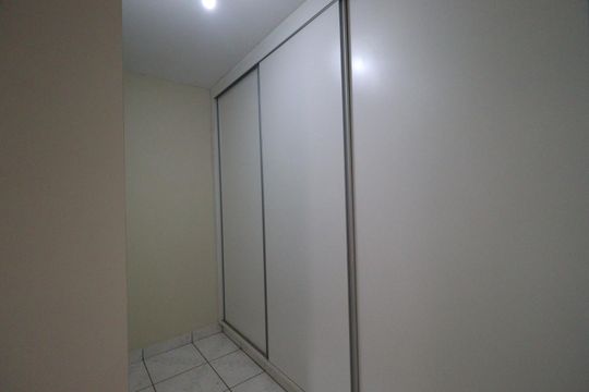 Closet da suíte 2 de casa para alugar com 3 quartos, 160m² em Vila Tiberio, Ribeirão Preto
