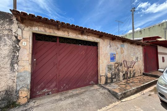 Fachada de casa à venda com 2 quartos, 195m² em Sobradinho Ii, Brasília