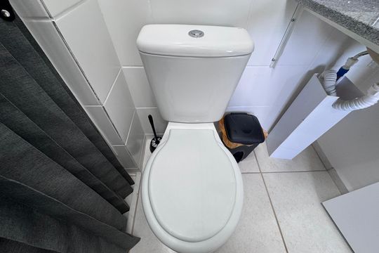Banheiro Social de apartamento para alugar com 2 quartos, 56m² em Barra Olímpica, Rio de Janeiro